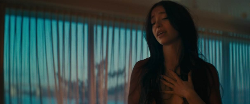 영화 '아노라' (Anora) 리뷰 - 강렬한 스토리와 현실적인 로맨스!