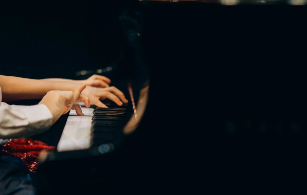 두 사람이 피아노 치고 있는 사진