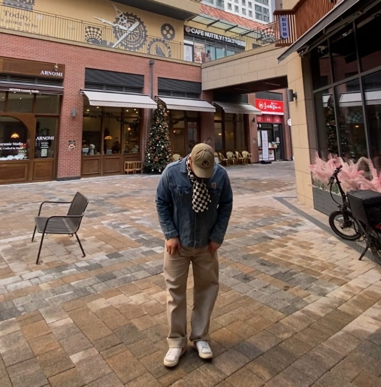 데일리룩('25. 12. 17.)폴로 더블알엘 가먼트다잉 트윌볼캡, 더매드니스 체커보드 머플러, 칼하트 빈티지 청자켓, 무신사스탠다드 가먼트다잉 데님팬츠, 나이키 블레이저로우 77