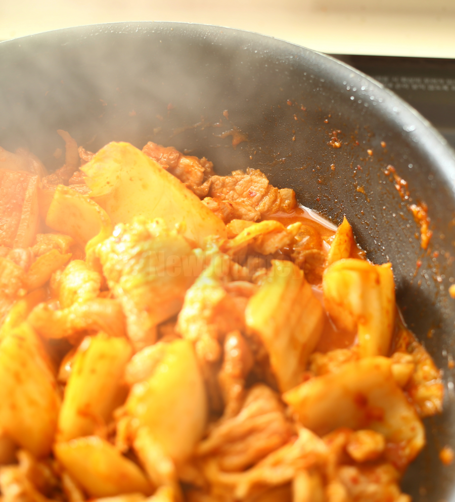 재료 자체에서 우러나온 고밀도 김치찌개 베이스, Concentrated natural stock formed during stir-frying