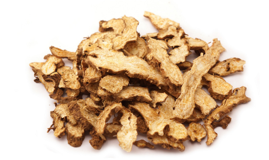 야생에서 채취를 한 삽주나무의 뿌리인 백출을 잘 세척하고 말린 후에 편으로 잘라서 하얀 바닥 위에 수북하게 쌓아두고 찍은 사진