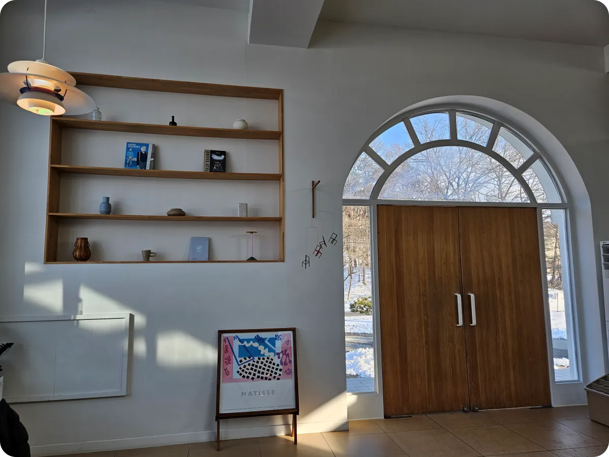 경기도-여주-카페-우즈-실내-인테리어-선반-대형-나무-출입구