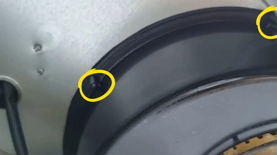 후드날개 커버 고정 볼트 위치