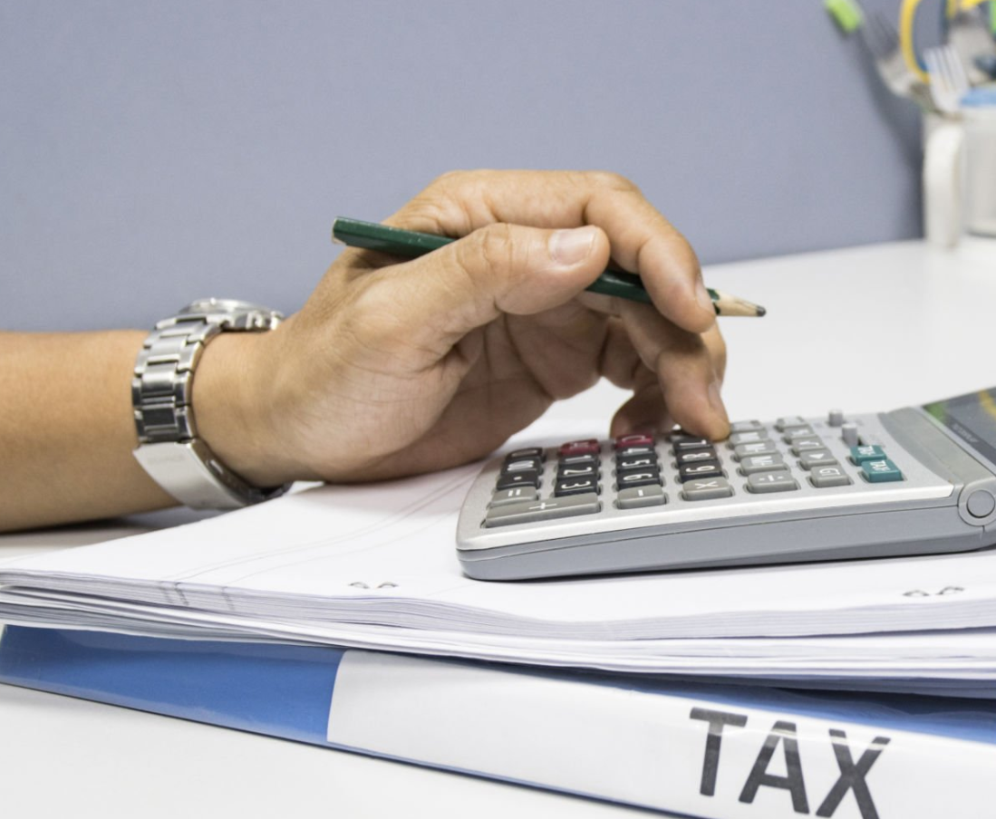 세금 계산하는 사진
