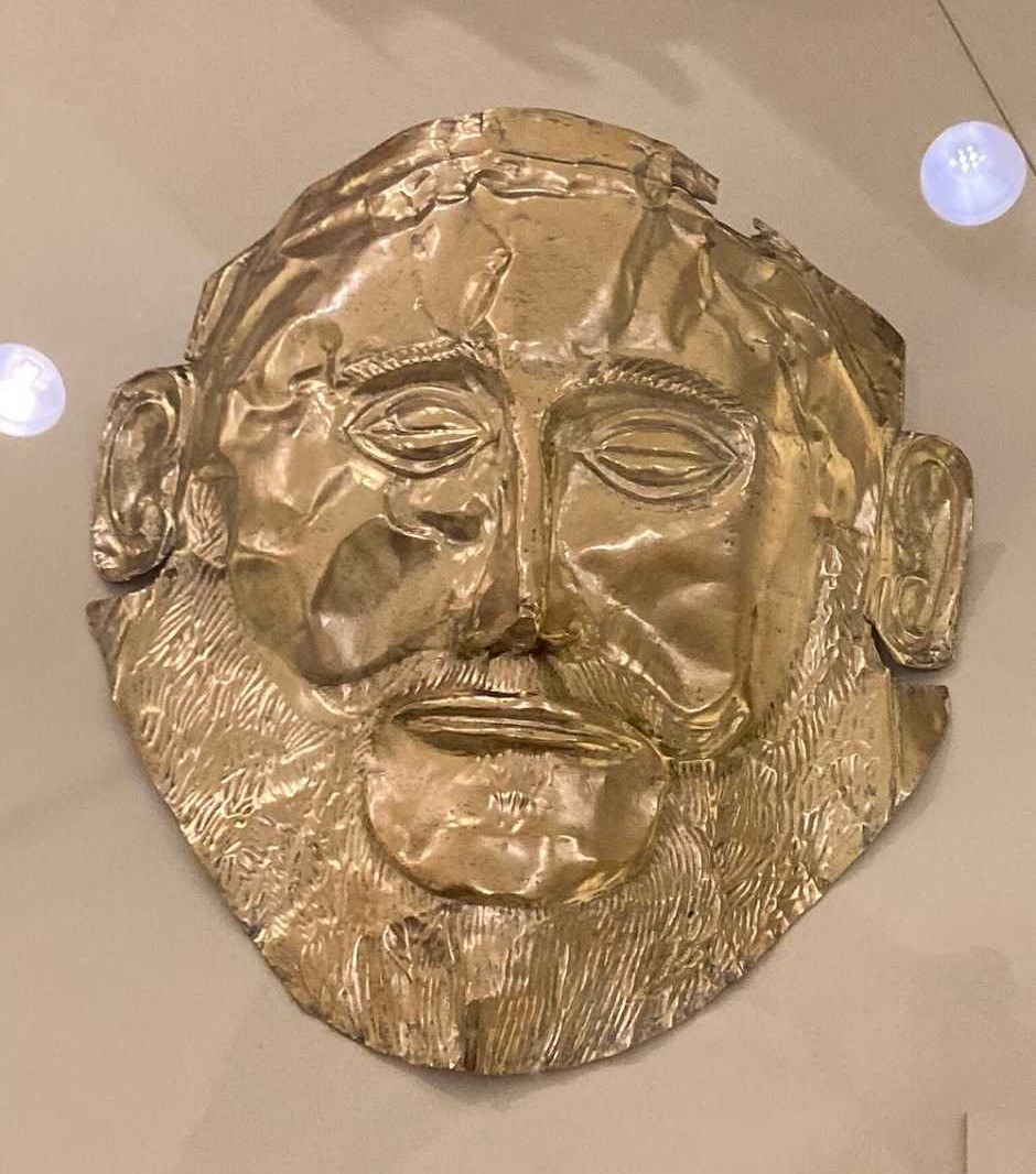 고대 미케네 유적지에서 발견된 아가멤논의 황금가면. 실제 인간 얼굴을 본떠 만든 금박 장례용 가면으로, 굵은 수염과 눈썹, 입술이 뚜렷하게 새겨져 있다.