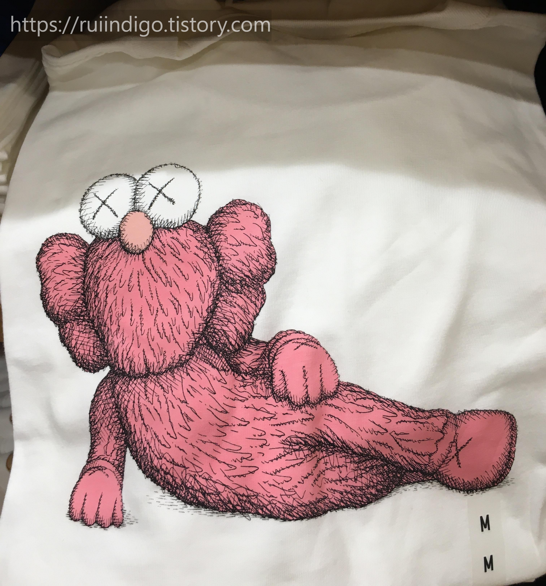 핑크 컬러의 털 많은 KAWS가 요염하게 누워 있는 그래픽 - 마네의 올랭피아가 연된다.