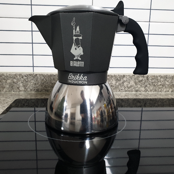 모카포트 사용 시 주의점과 최적 추출 팁_인덕션 위에 있는 브리카 인덕션 4컵