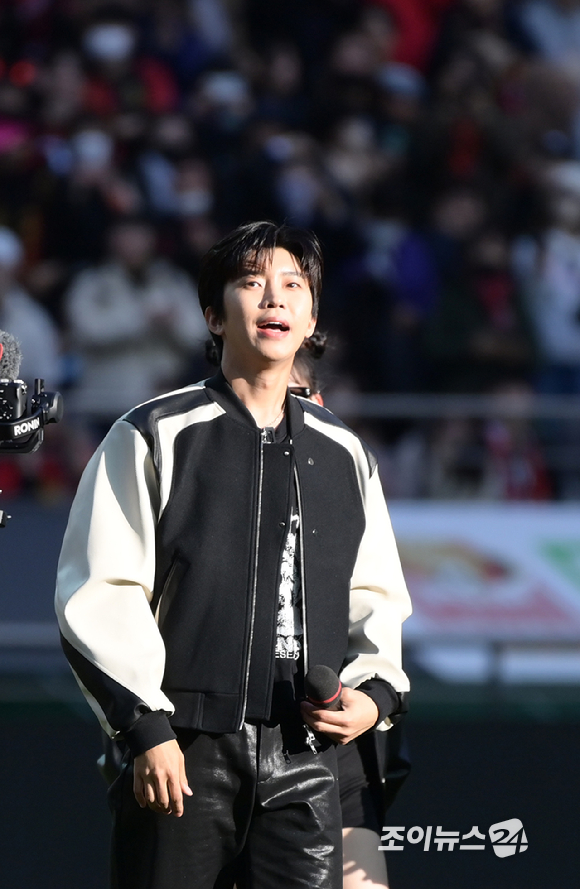 가수 임영웅이 8일 오후 서울월드컵경기장에서 펼쳐진 &#39;하나원큐 K리그1 2023&#39; FC서울 대 대구FC의 경기에서 하프타임 때 멋진 공연을 선보이고 있다. [사진=정소희 기자]