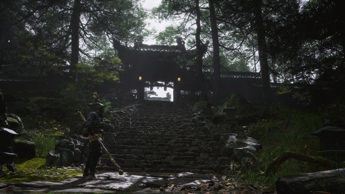 숲-속의-사당으로-올라가는-계단-앞에-서있는-오공