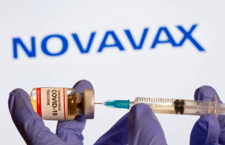 코로나백신을-주사기에-넣는-모습