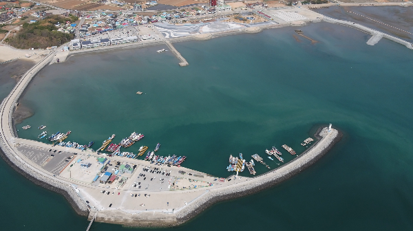 하늘에서 본 남당항의 바다와 정박한 배들의 모습