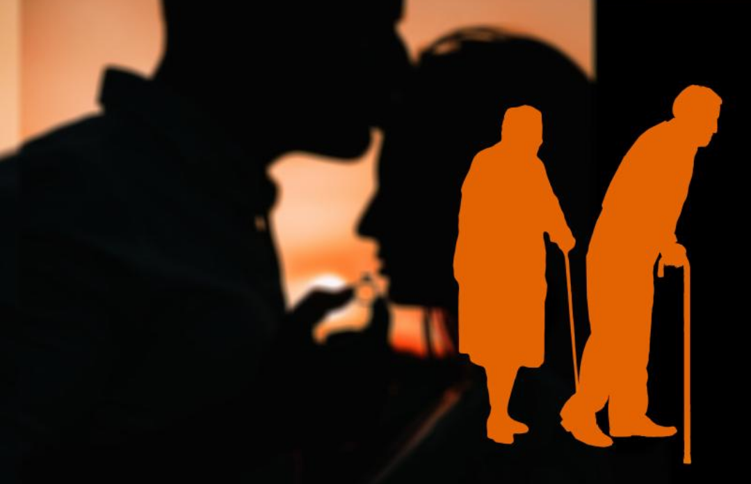 노령의 부부가 지팡이를 짚고 있다.