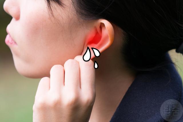 귀에서 물나옴 외이도염 증상 귀통증