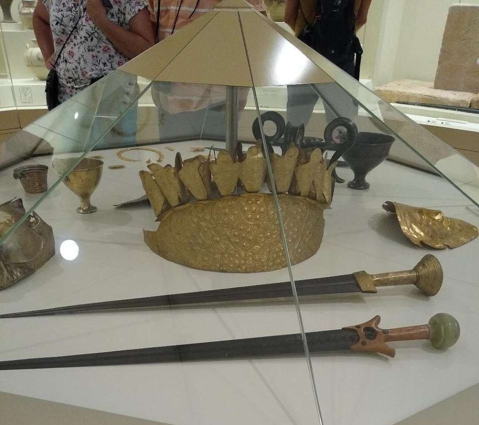 진열장에 전시된 미케네 황금 왕관과 의례용 칼, 잔, 금속 장식품 등 고대 유물