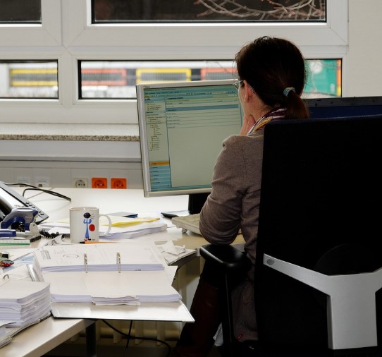 사무실 PC보는 모습. 거북목