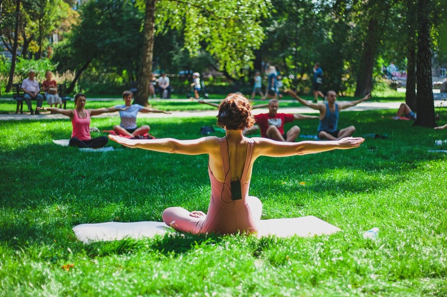 요가강사가 잔디밭에서 요가수업 하는 사진