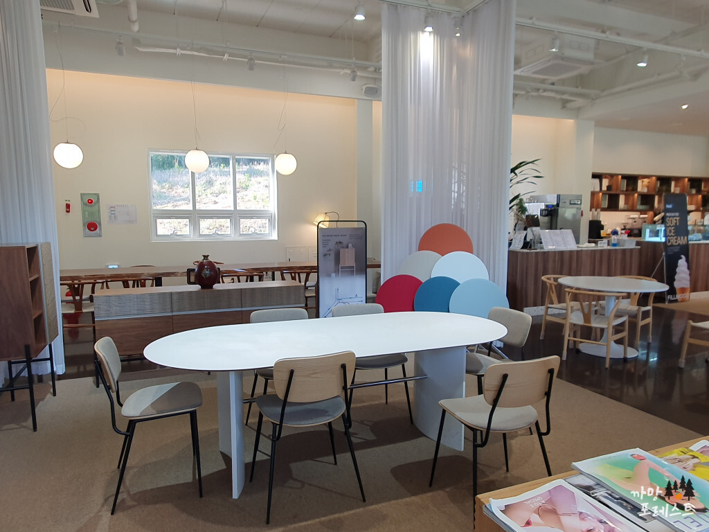 필무드 2층 실내