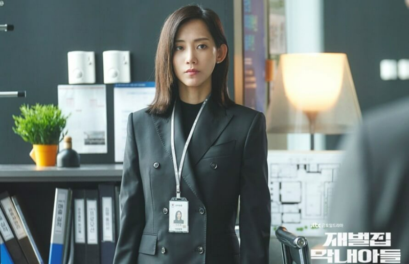 검사 서민영이 사무실에 서 있는 모습