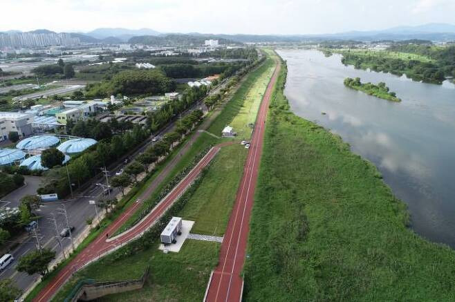 남강둔치를 따라 조성된 진주의 파크골프장들