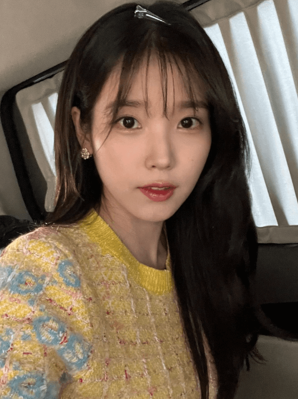 노란스웨터를 입고있는 아이유