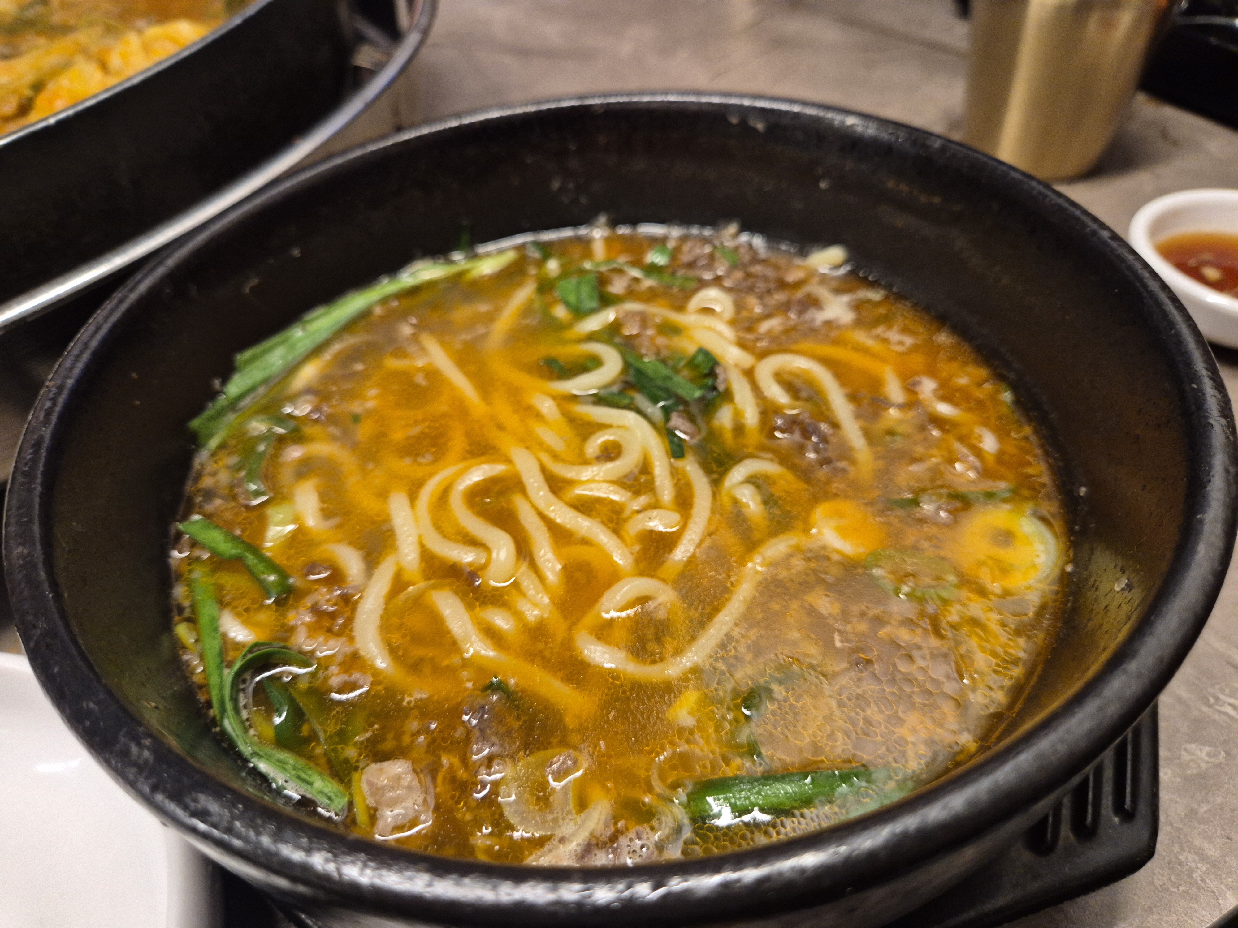 소고기 다진 것이 육수와 잘 어울려져 감칠맛이 끝내줍니다.