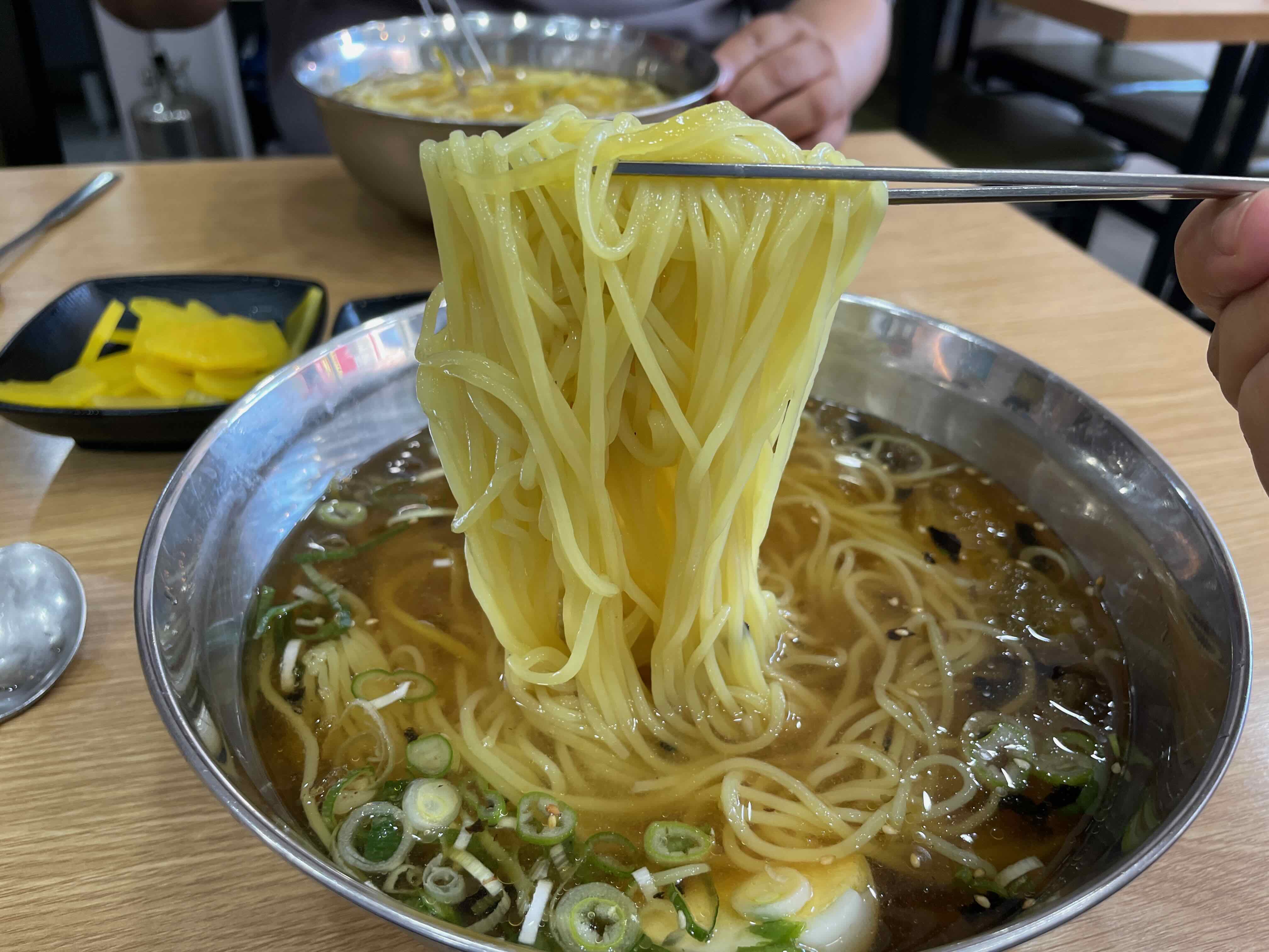 냉우동 노란색 면발을 들어올린 모습