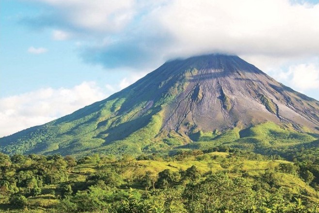 영화 쥬라기 월드의 가상의 섬 공룡 테마파크인 '이슬라누블라 섬'으로 등장한 신비한 섬