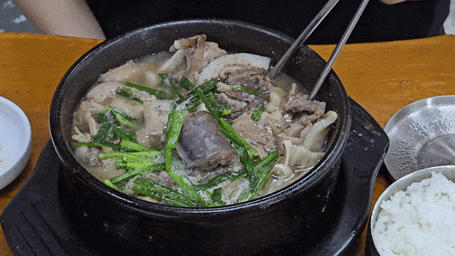 일반 순대국 뒤집는 모습