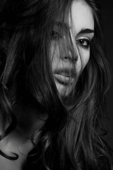 정면을 바라보고 있는 여성