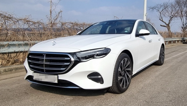 메르세데스-벤츠의 E300 4MATIC 익스클루시브