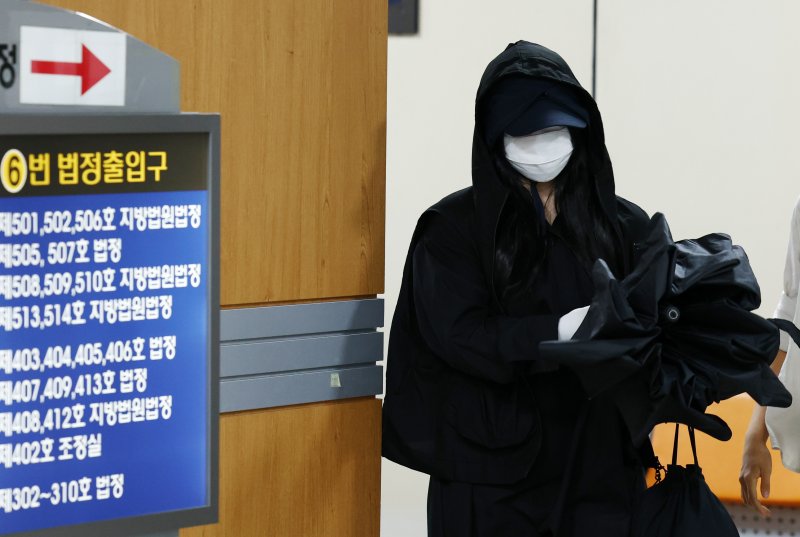 유튜브 채널 '탈덕수용소' 운영자가 지난해 9월 서울 서초구 서울중앙지방법원에서 열린 1심 선고 공판에서 벌금 1000만원을 선고 받은 뒤 법원을 나서고 있는 모습.