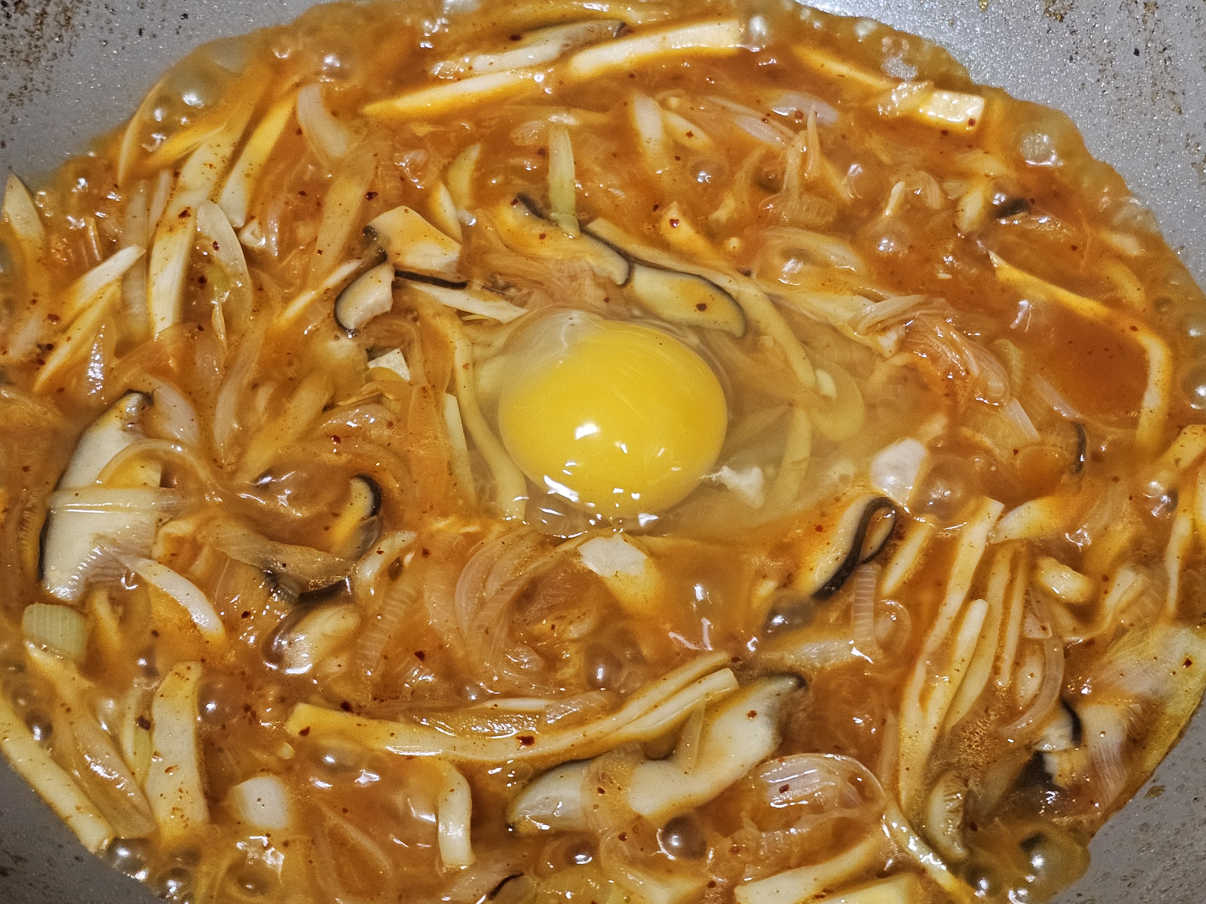 계란 톡! 넣고 마무리