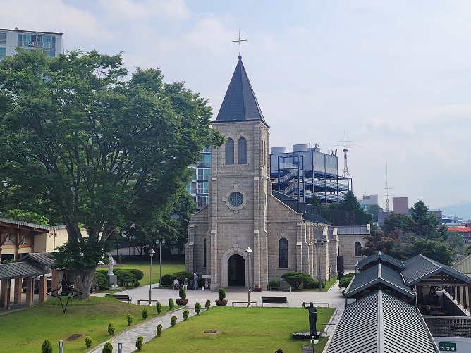 남쪽 탑 '승천탑' 전망대에 올라가서 바라본 춘천 죽림동 주교좌성당 모습의 사진입니다.