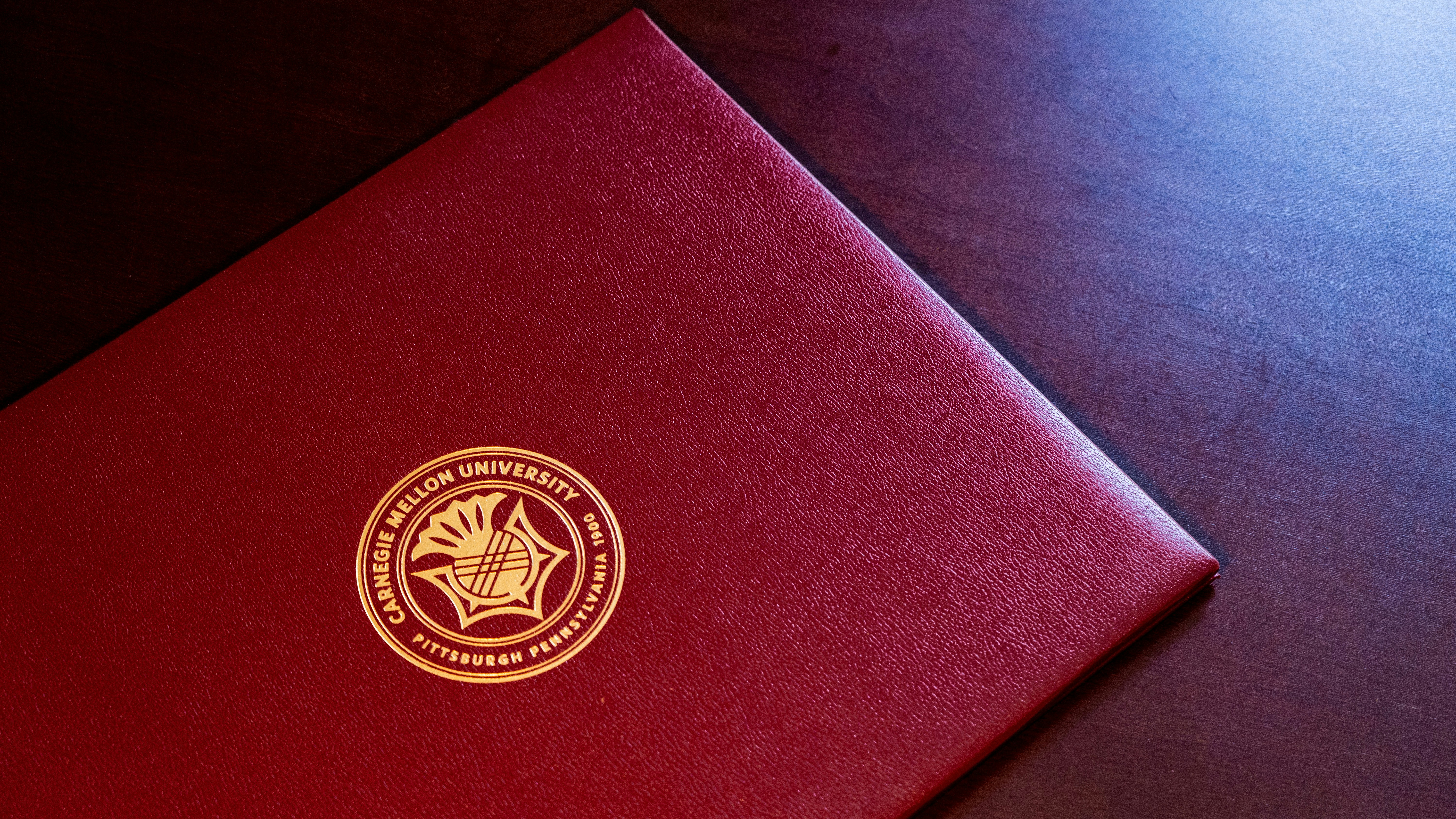 카네기멜론 대학교 졸업장 사진