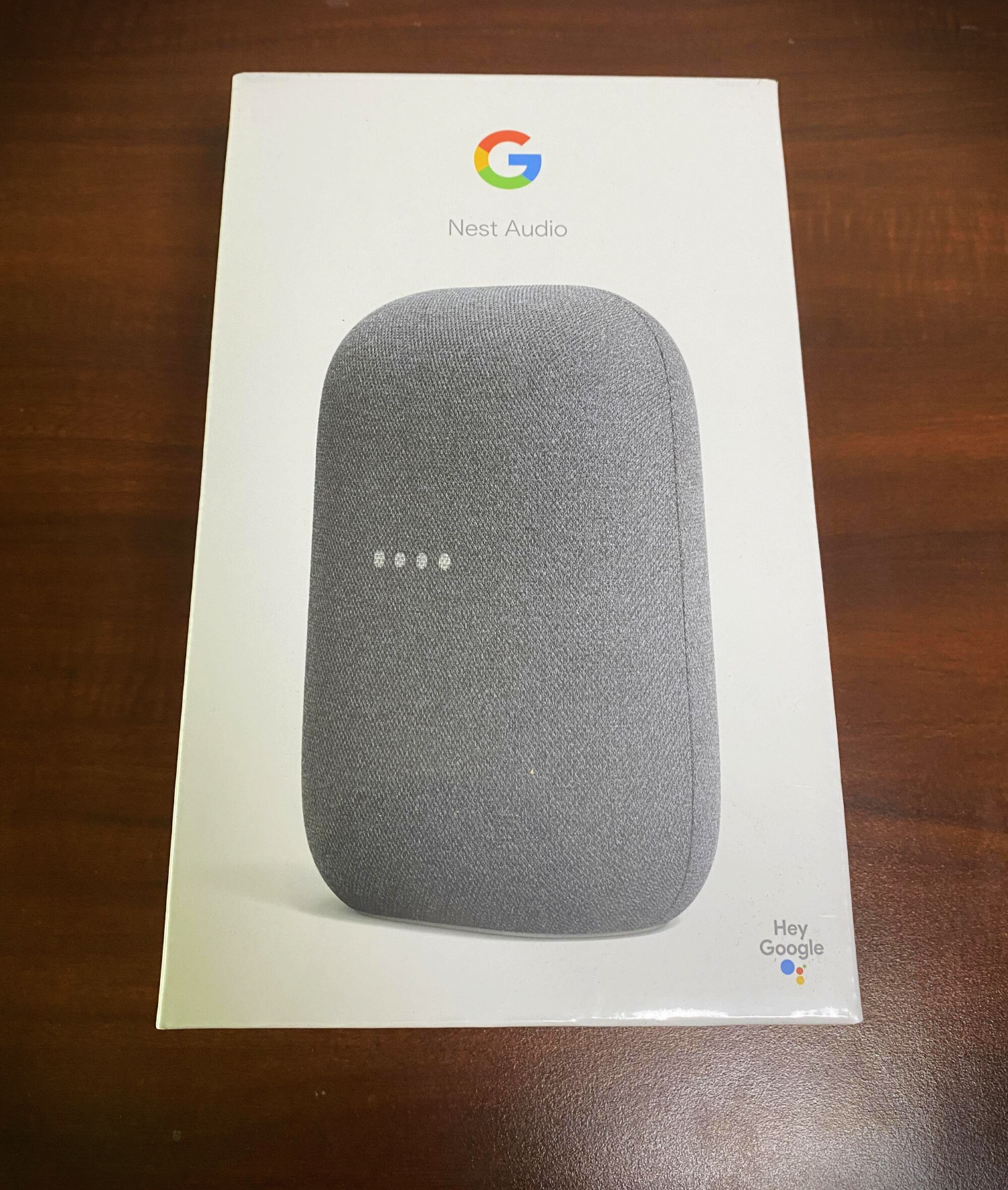 구글 네스트 오디오 박스 전면. 박스 전면에 스피커 모습이 출력되어 있다. 스피커는 둥근 직육면체 모양이다.