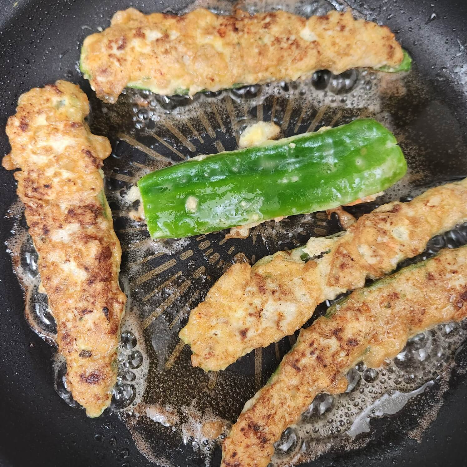 고추전만들기 고추튀김 만드는 법 노릇노릇 부쳐주세요. 앞 뒤 2분씩 중간불 부쳐주기