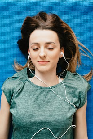 이어폰 끼고 음악 듣는 모습