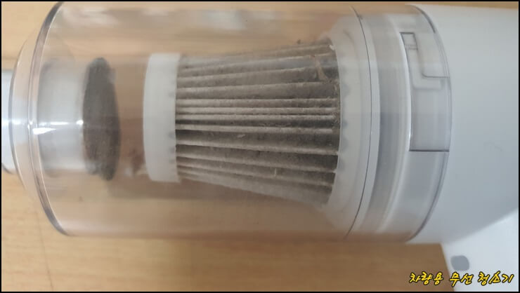 차량용 무선청소기가 쓰레기를 흡입한 모습