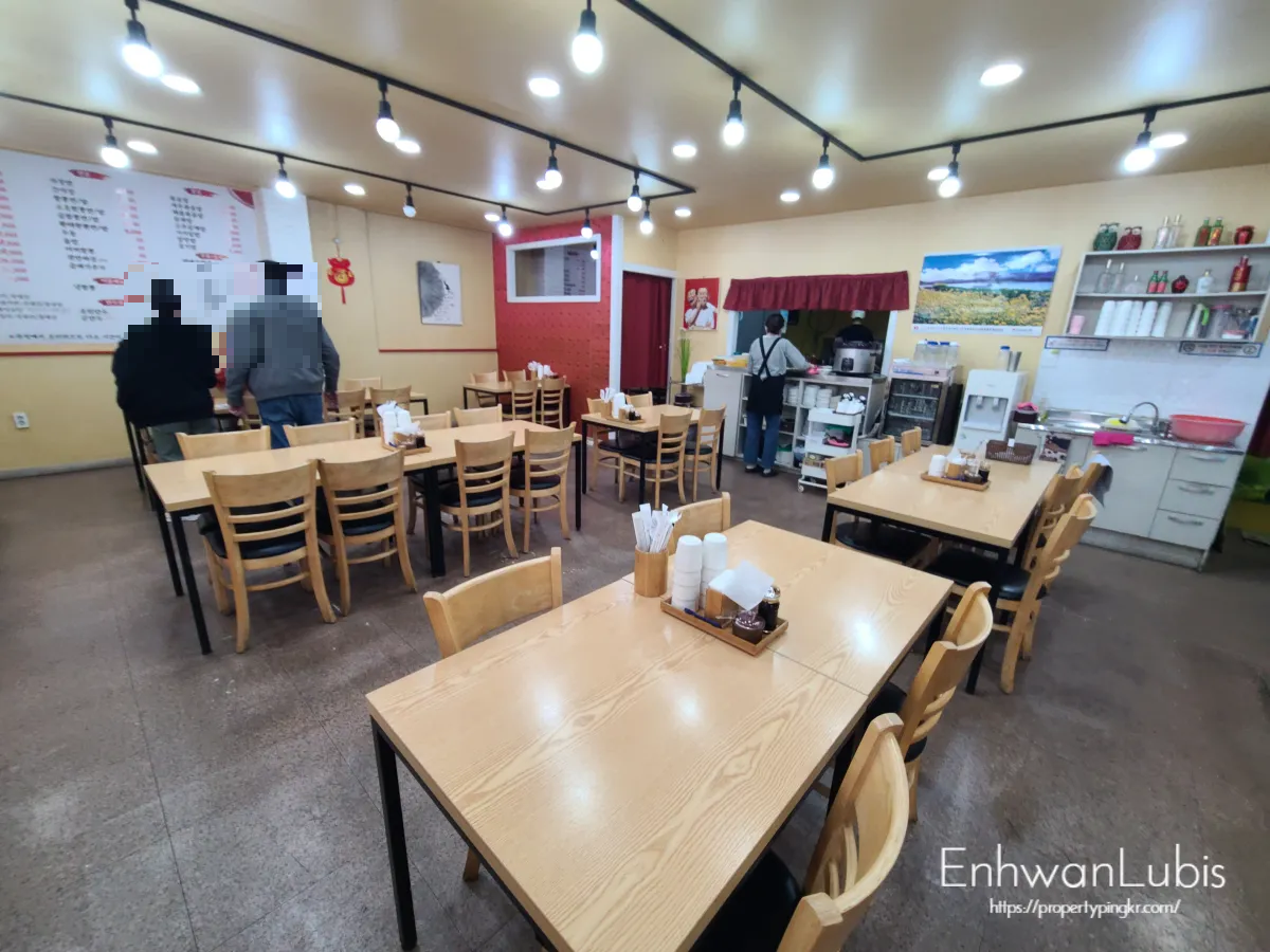 식당내부-깔끔하게-정돈된-베이지톤의-인테리어-한산한분위기