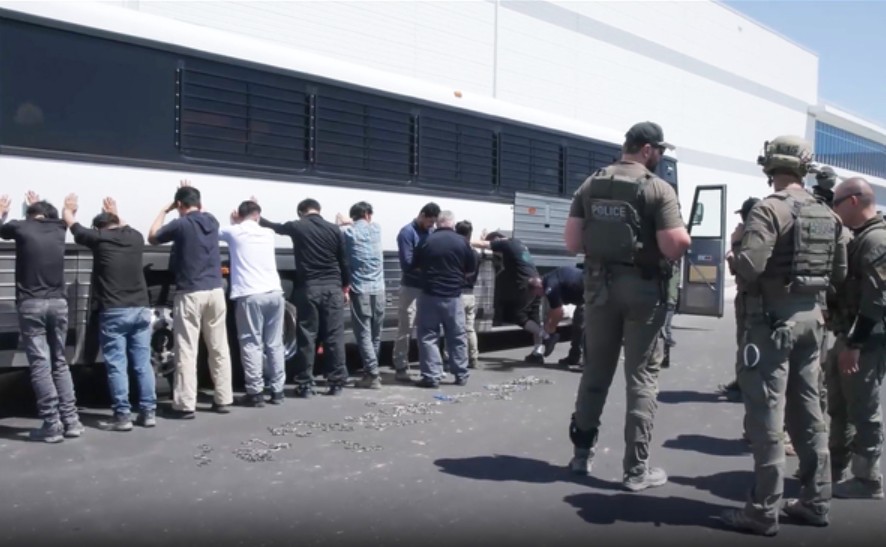 족쇄 찬 한국 노동자, 대미 투자에 미칠 파장과 기업 리스크 전망 관련 사진