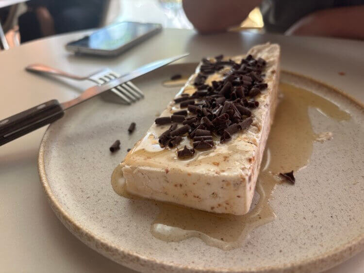 초콜릿과 꿀이 뿌려져있는 세미프레도