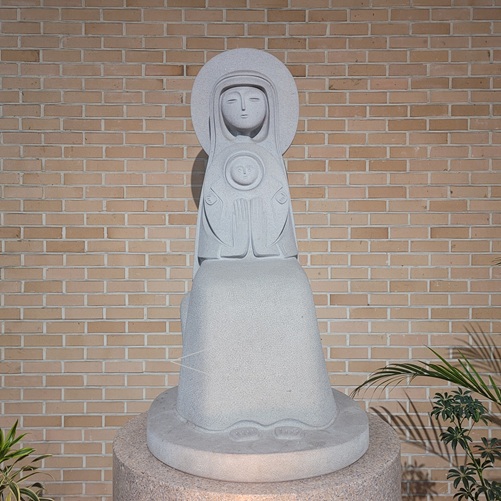 위 사진은 서울 목동성당 안에 있는 성모자상입니다. 최종태 요셉 작가님의 작품입니다.