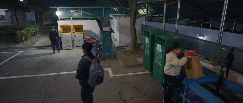 아파트-분리수거장에-함께-나온-솔이-엄마와-할머니