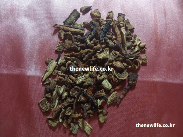 둥굴레 차 효과를 느낄 수 있게 해주는 둥굴레 원물의 영양성분을 담은 실사진