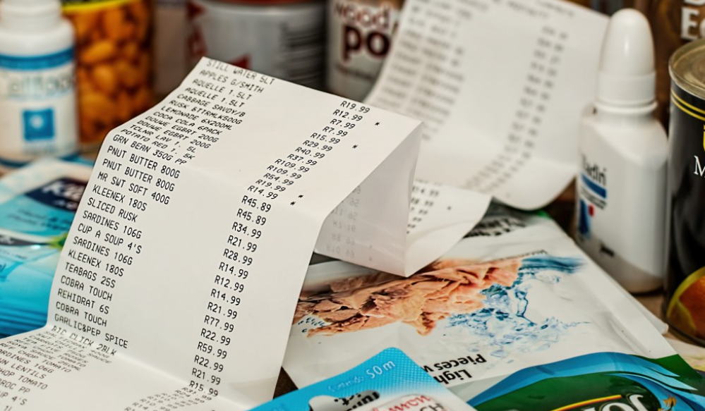 지출 목록을 보여주는 영수증 사진