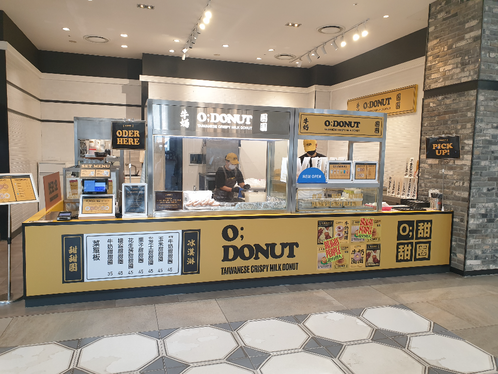 노란색 집기로 인테리어 된 오도넛, 직원들이 일하고 있는 모습도 보인다.