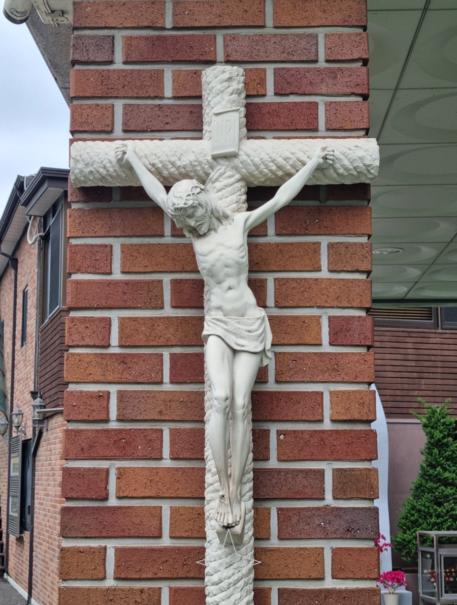 서울 신대방동성당에 있는 십자고상 예수님 상입니다.