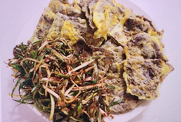 한입크기로 자른 육전과 파무침