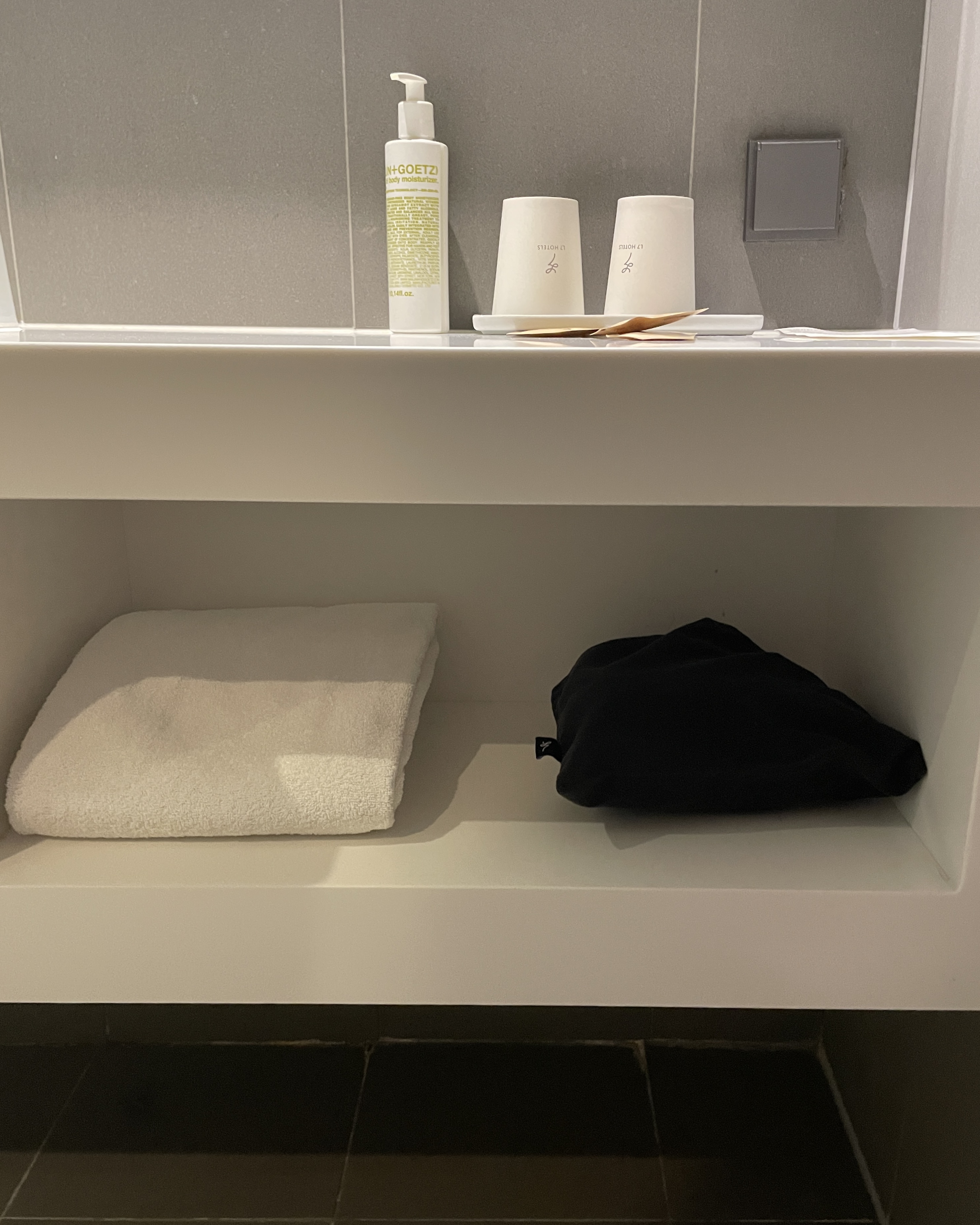 큰 수건 한장과 드라이기의 모습.