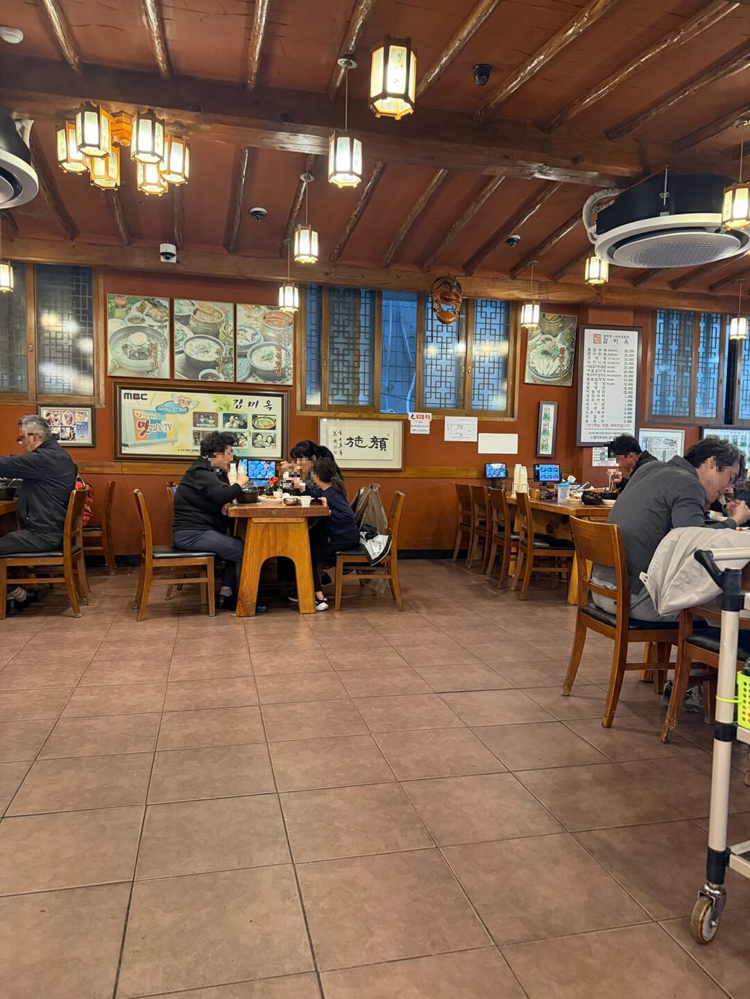 야탑 감미옥 내부 테이블 간격